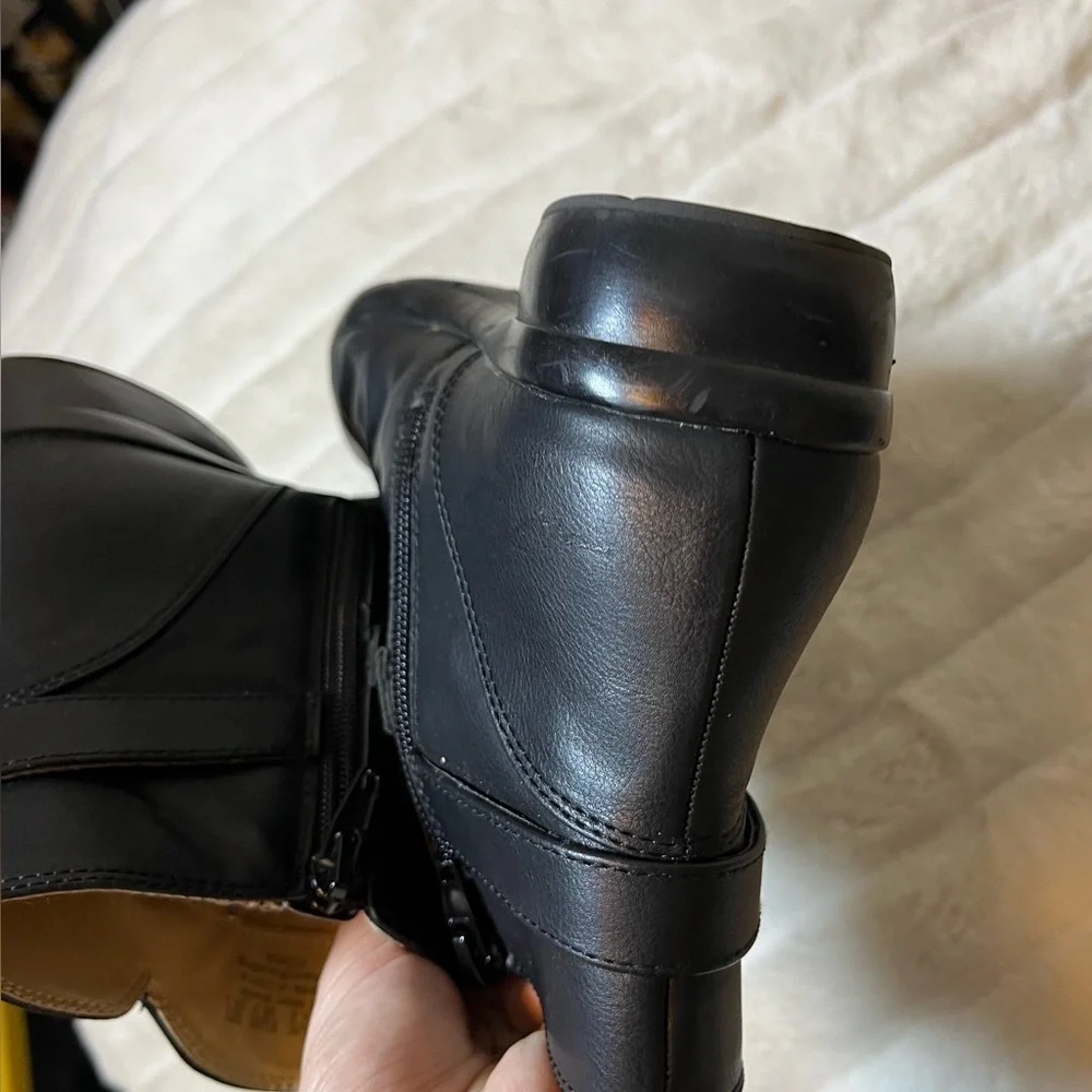 Naturalizer Cora 8.5M Black Faux Leather Side Zip Pleat Fall Winter Booties Goth